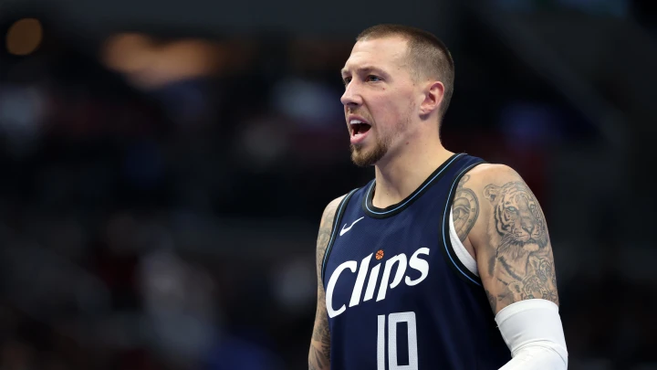 Pelicans in Paris: Daniel Theis, Germany roll vs. France